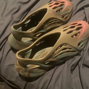 Yeezy Foam RNNR MX SAND GREY S11